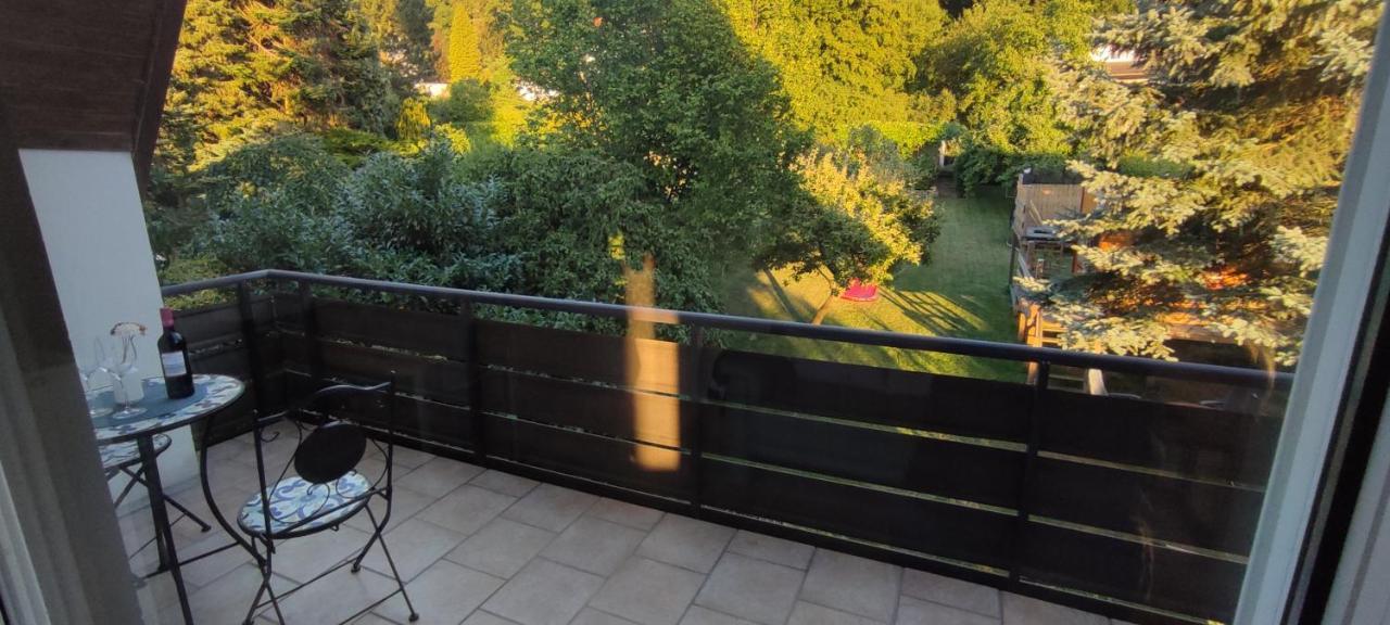 Am Waldrand Mit Großem Balkon